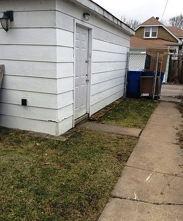 2nd image of 6618 N Rockwell St #2