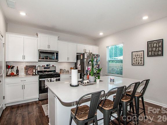 4th image of 126 N Hill Ln