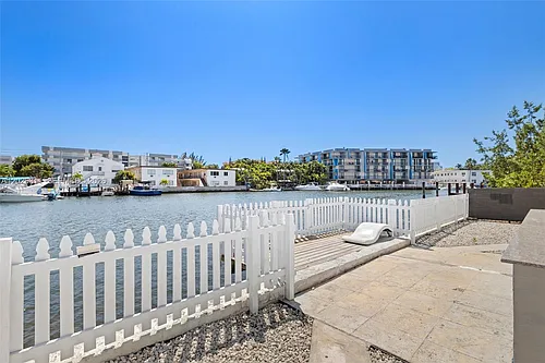 8135 Crespi Blvd #4 Photo 1