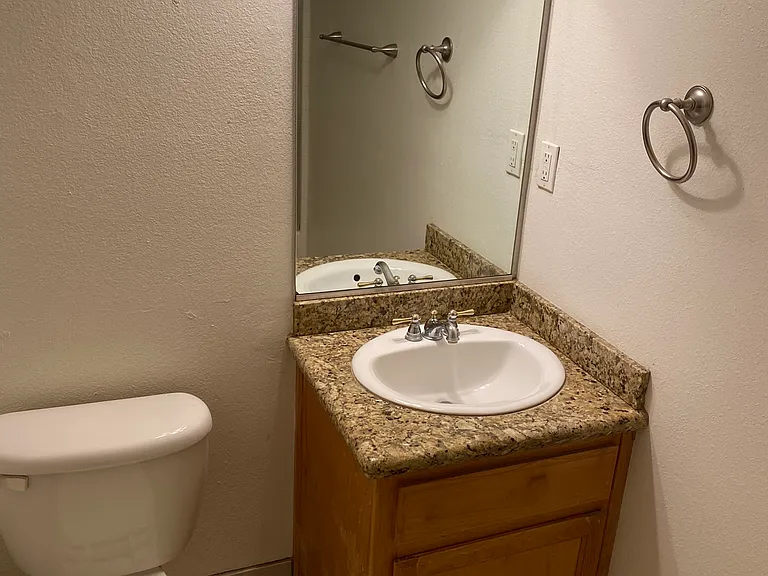 500 White Ln — Photo 7