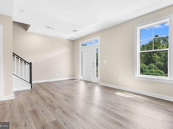 4th image of 219 Willis St