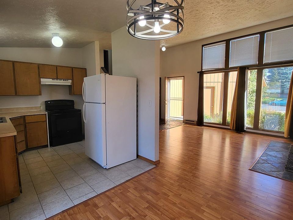 Dining area - Flows to living area with high ceiling