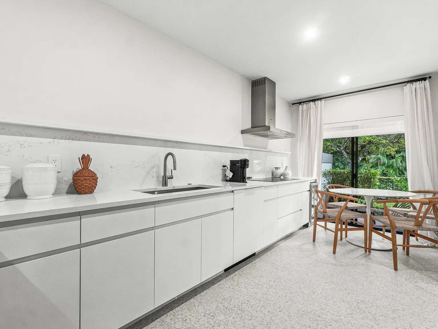 3 bed, 3.0 bath, 1760 sqft, $4,000 — Photo 2