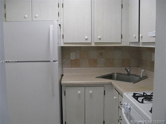 4th image of 20210 NE 2nd Ave APT V30