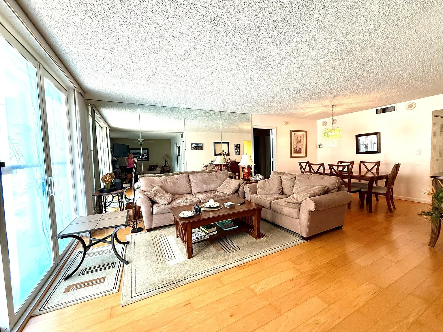 2 bed, 2.0 bath, 933 sqft, $4,200 — Photo 4