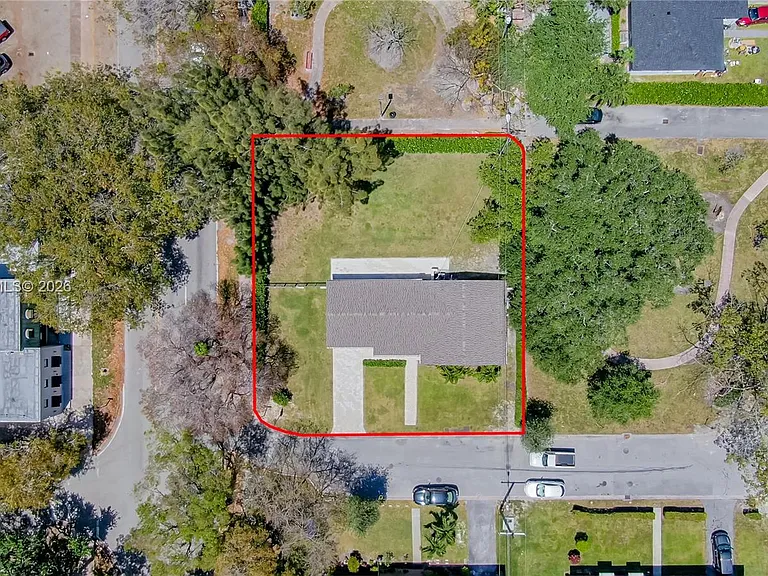 255 Grant Dr — Photo 2