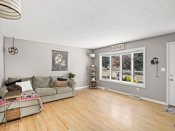 4th image of 625 Riverview Dr E