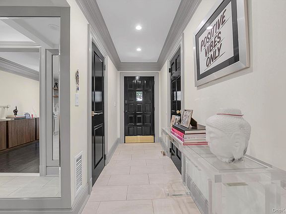 3rd image of 15 High Oaks Court
