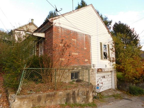 2nd image of 240 Ben St