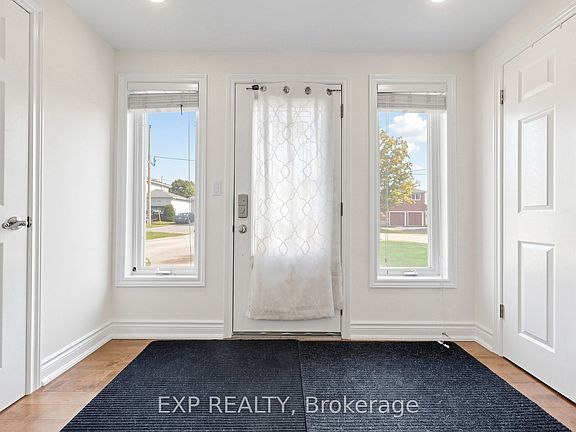 5th image of 292 Hollywood Dr