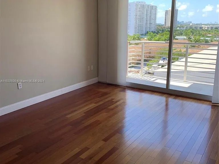 18800 NE 29th Ave #815 — Photo 5