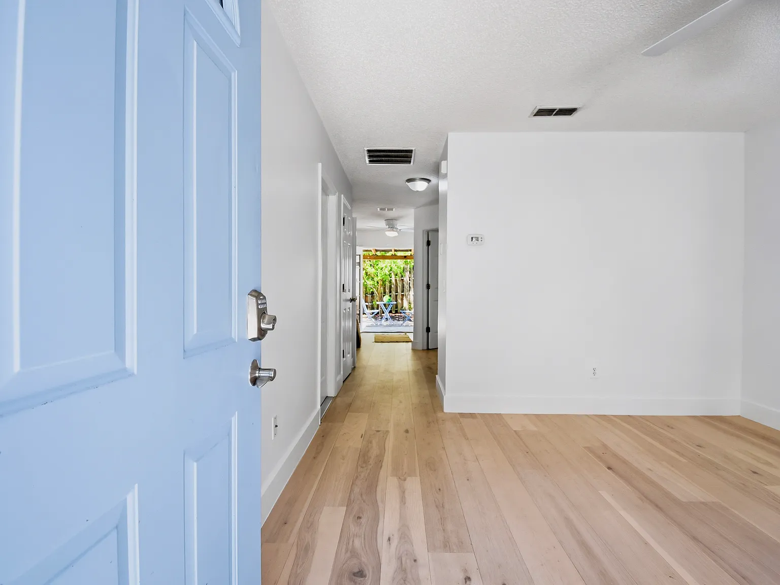 3 bed, 1.5 bath, 930 sqft, $2,600 — Photo 4