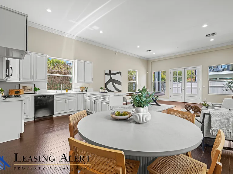 5011 Hayvenhurst Ave — Photo 11