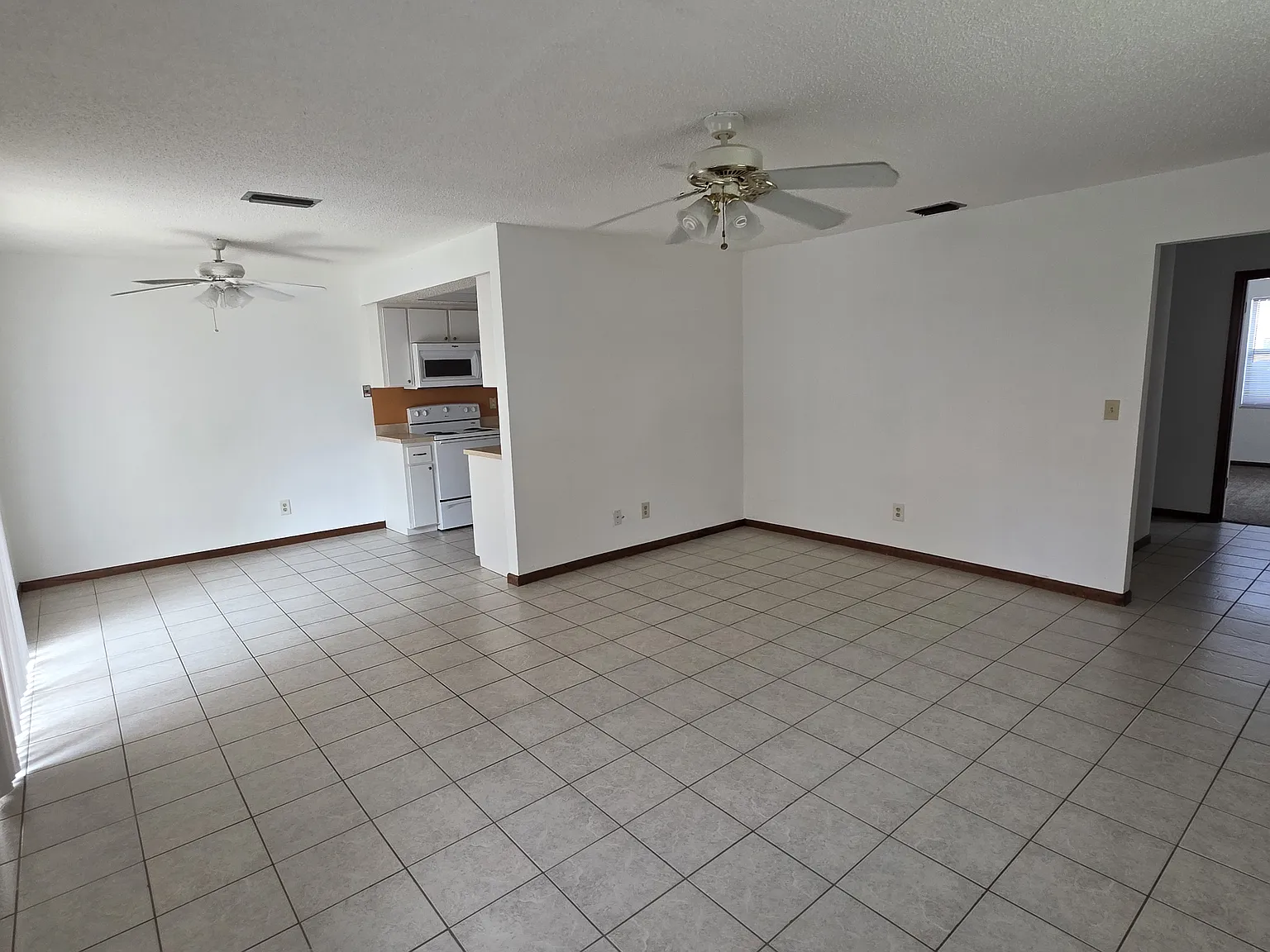 2 bed, 999 sqft, $1,550 — Photo 4