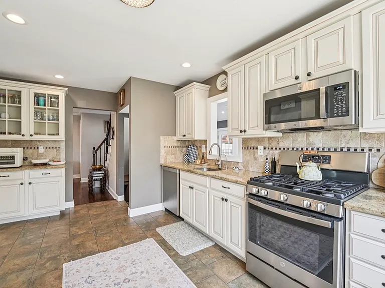 525 Ramapo Ave — Photo 7