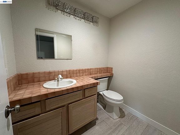 5th image of 912 Vista Pointe Dr