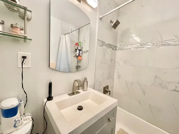 61-20 Grand Central Parkway image 9 of 13