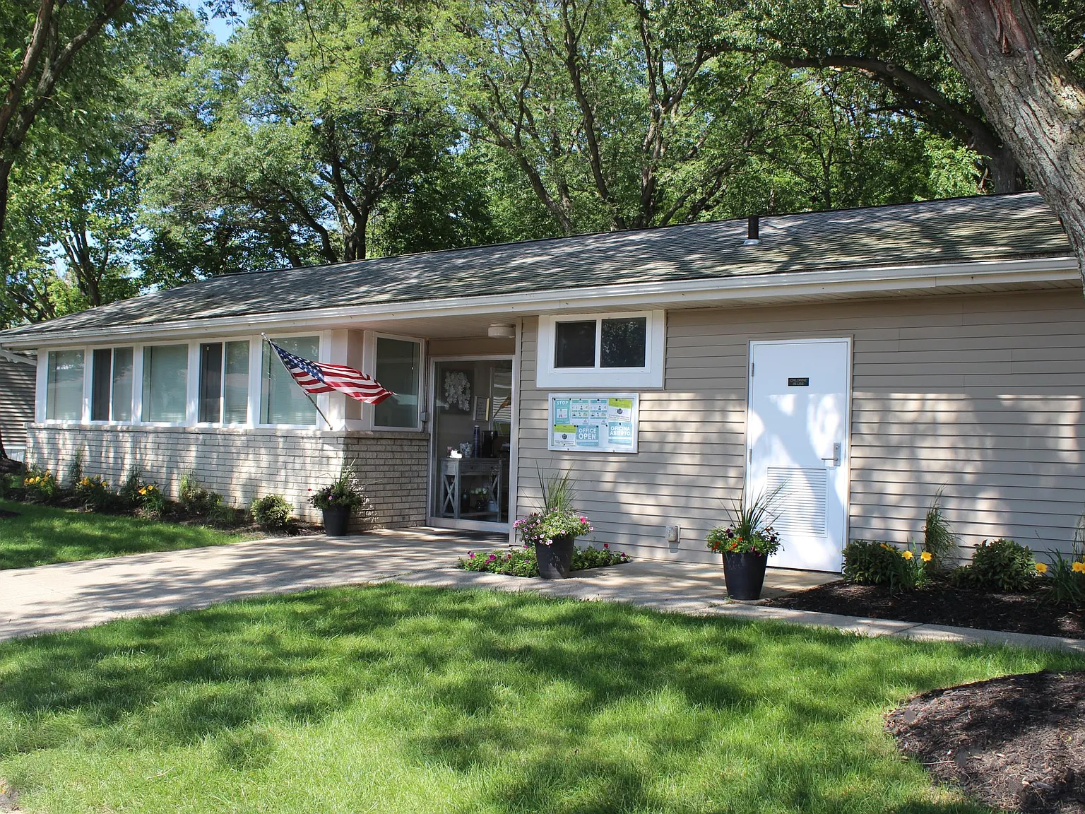 Groveland Manor — Photo 2