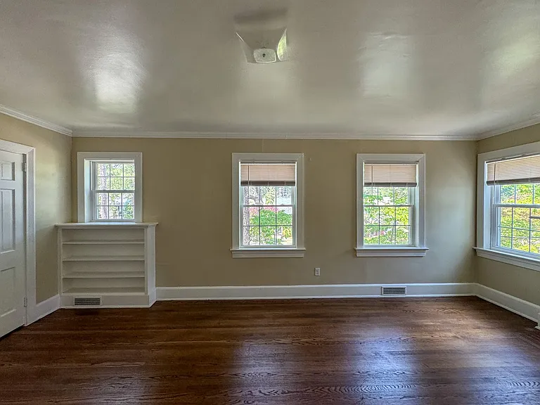512 1/2 Westmont Dr — Photo 5