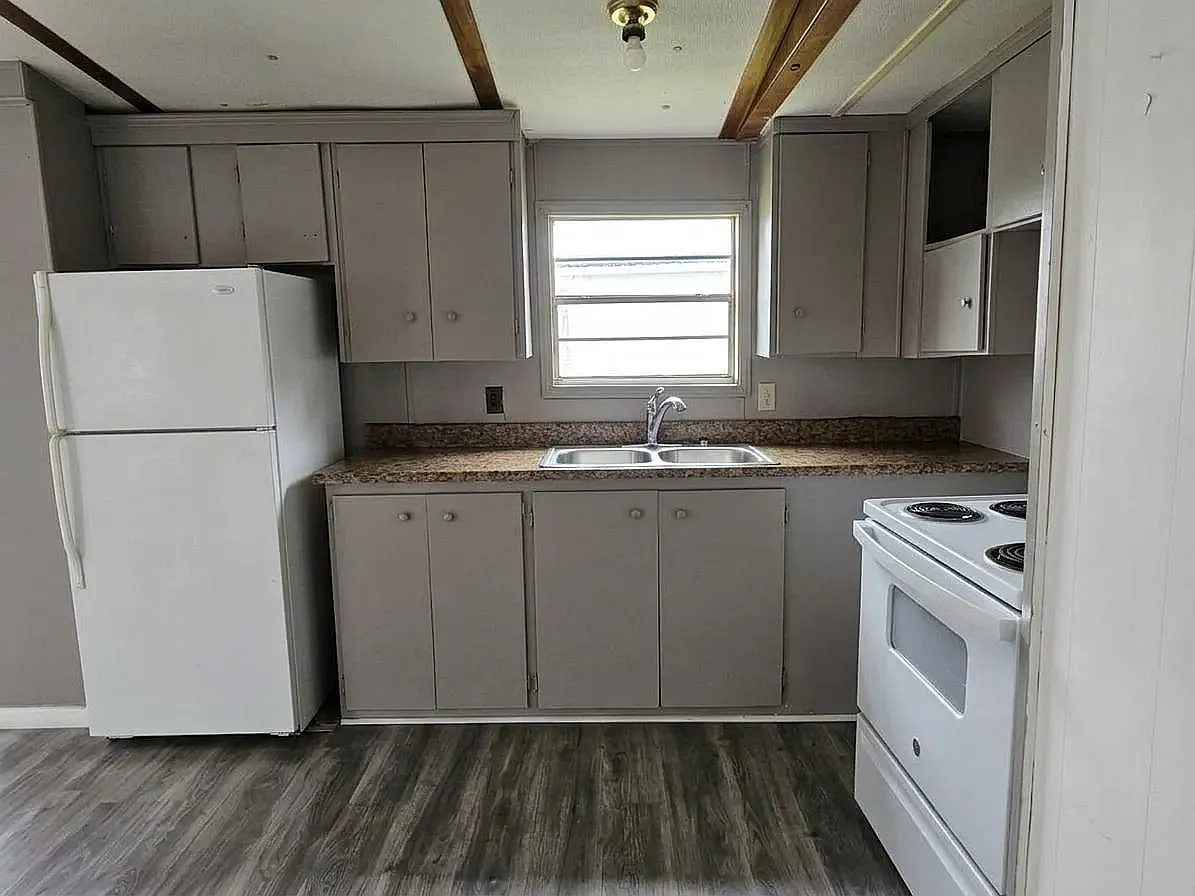 2 bed, 1000 sqft, $895 — Photo 2