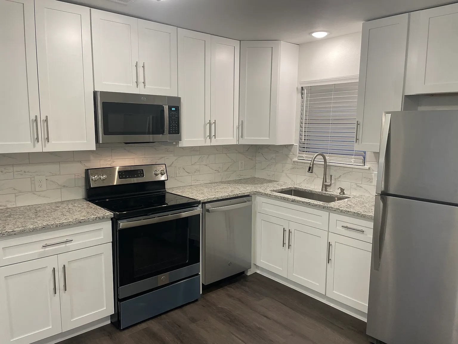 2 bed, 800 sqft, $1,649 — Photo 1