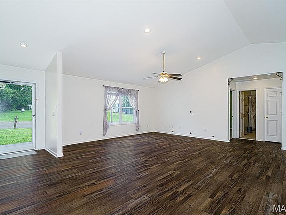 4th image of 573 Maplewood Dr