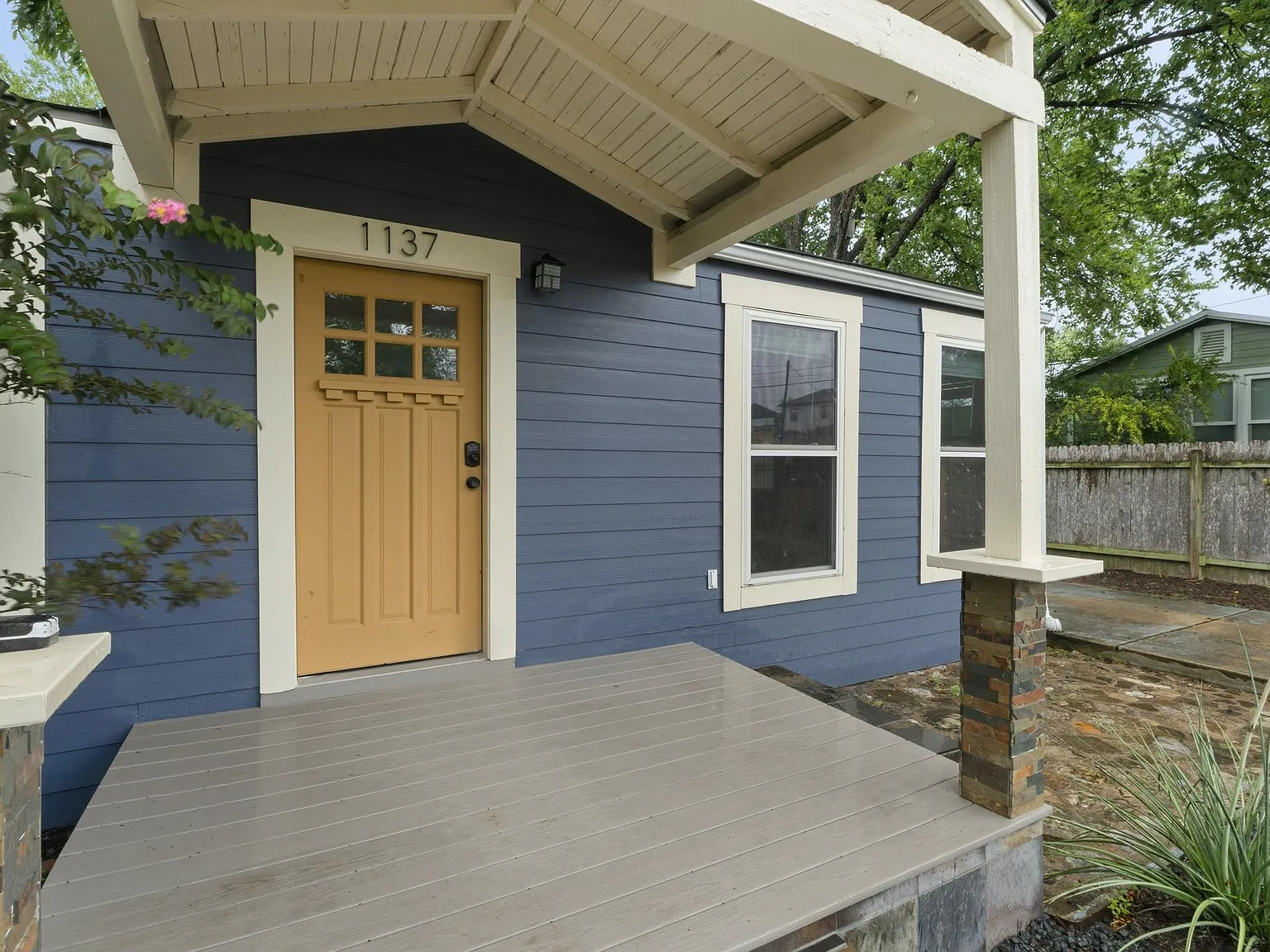 3 bed, 2.0 bath, 1321 sqft, $2,600 — Photo 2