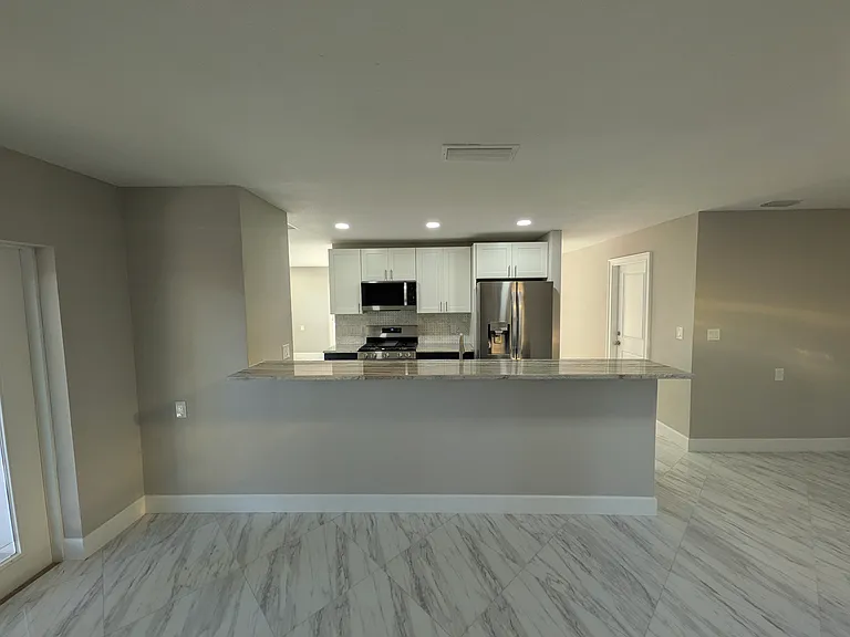 5523 Venetian Blvd NE — Photo 9