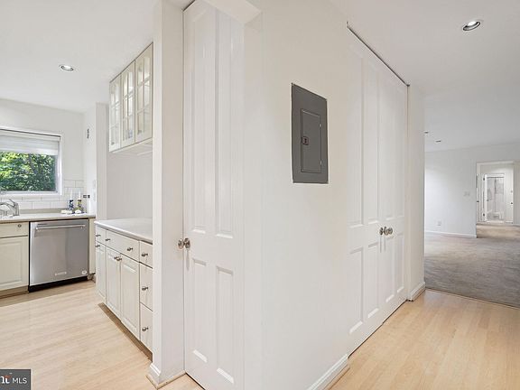 3rd image of 10636 Montrose Ave APT 103