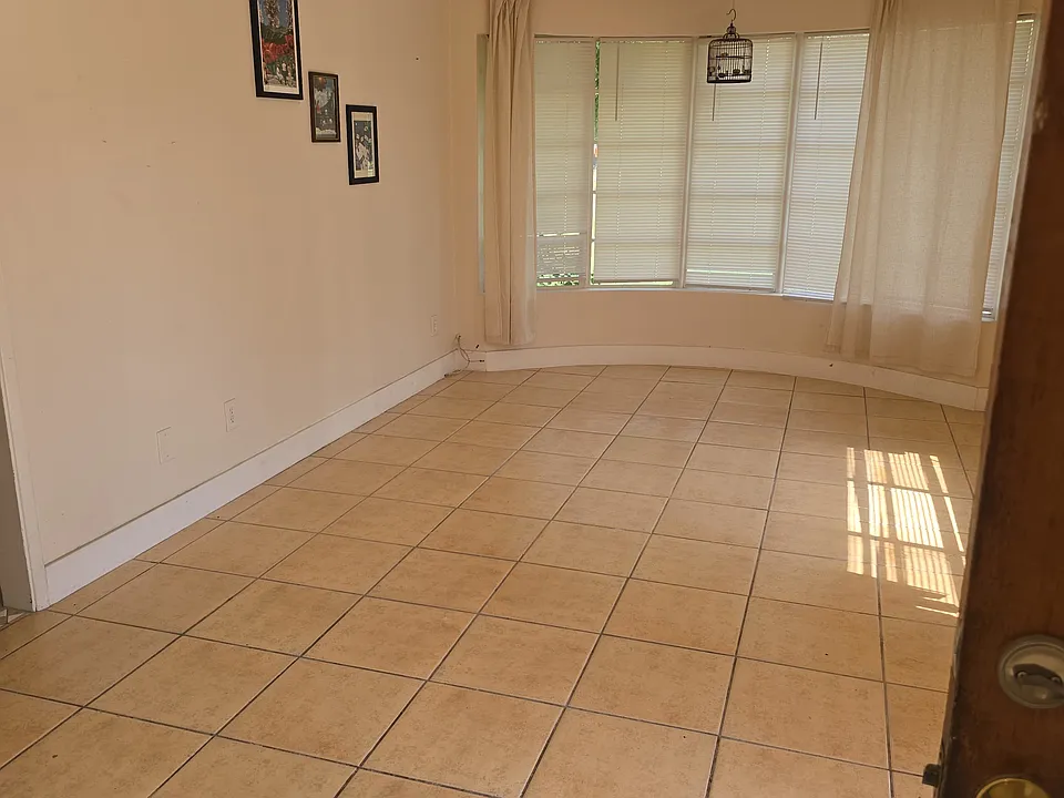 121 W 2nd St