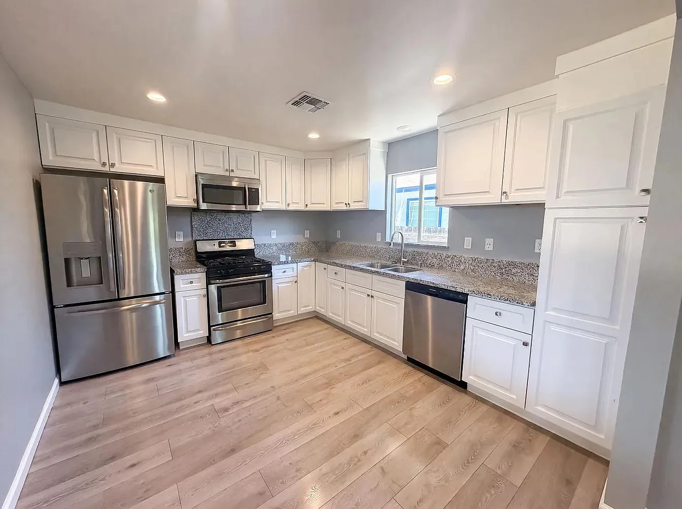 3 bed, 1465 sqft, $2,294 — Photo 3
