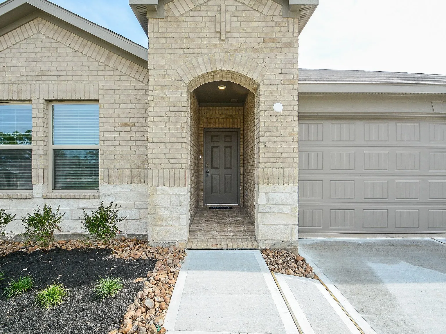 4 bed, 2.0 bath, 1692 sqft, $2,090 — Photo 3