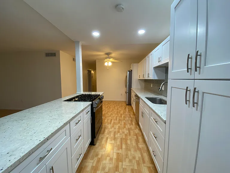 250 SW 7th St #13 — Photo 3