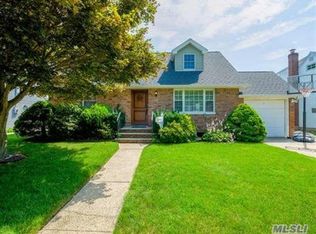 134 E Zoranne Dr, Farmingdale, NY 11735