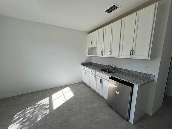 3rd image of 2055 SW Grant Ave #B
