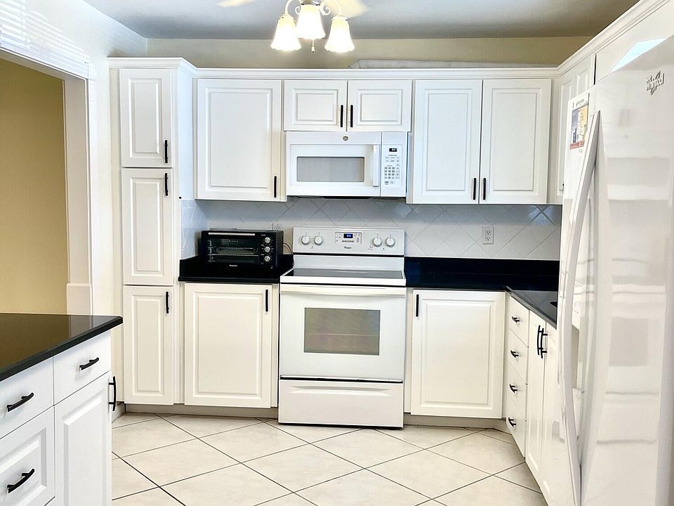1st image of 105 Oxford Ct #500