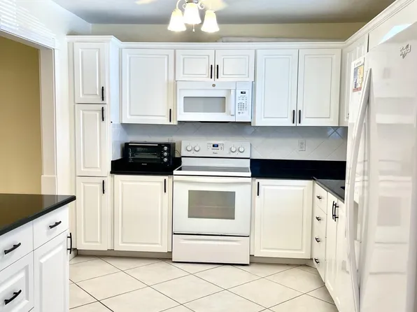 105 Oxford Ct #500, West Palm Beach, FL 33411