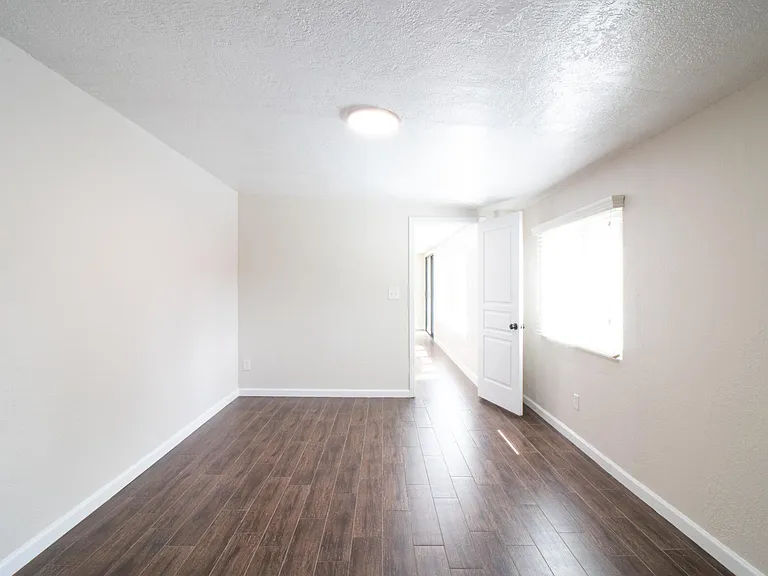 4633 E Devonshire Ave — Photo 26