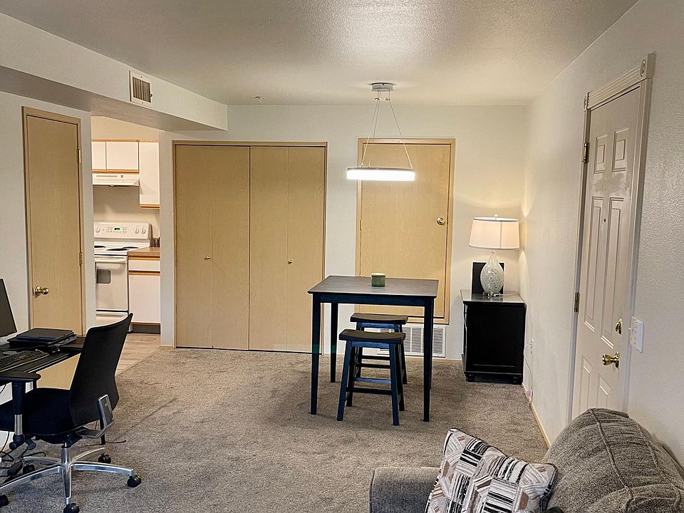 Living room/Dining area