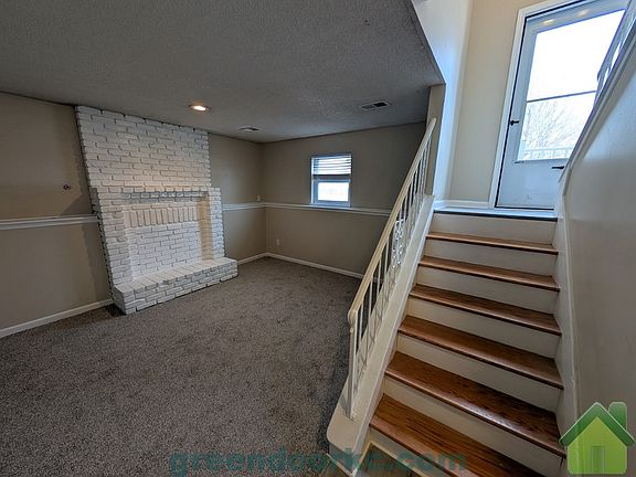 2nd image of 823 S Lindenwood Dr