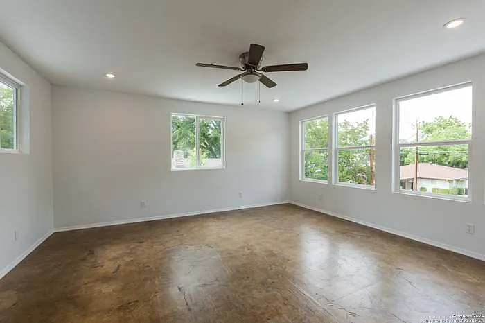 305 Riverside Dr — Photo 16