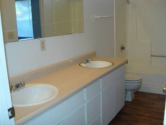 Full Bath w/hardwd Floors