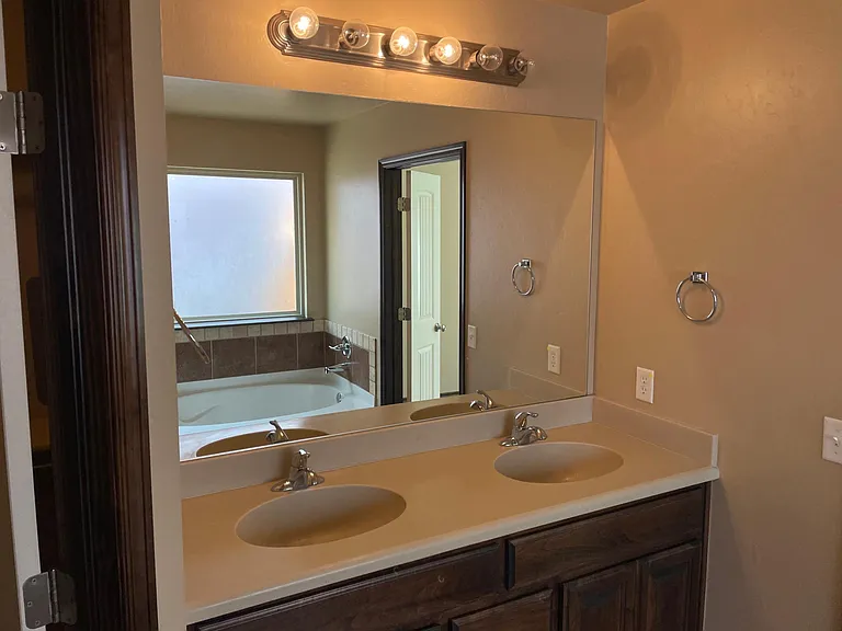 3000 Queenston Ave — Photo 4