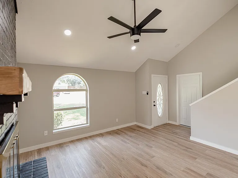 2027 Lucerne Cir — Photo 5