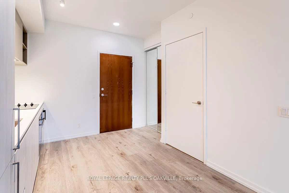 Transit City Condos — Photo 4