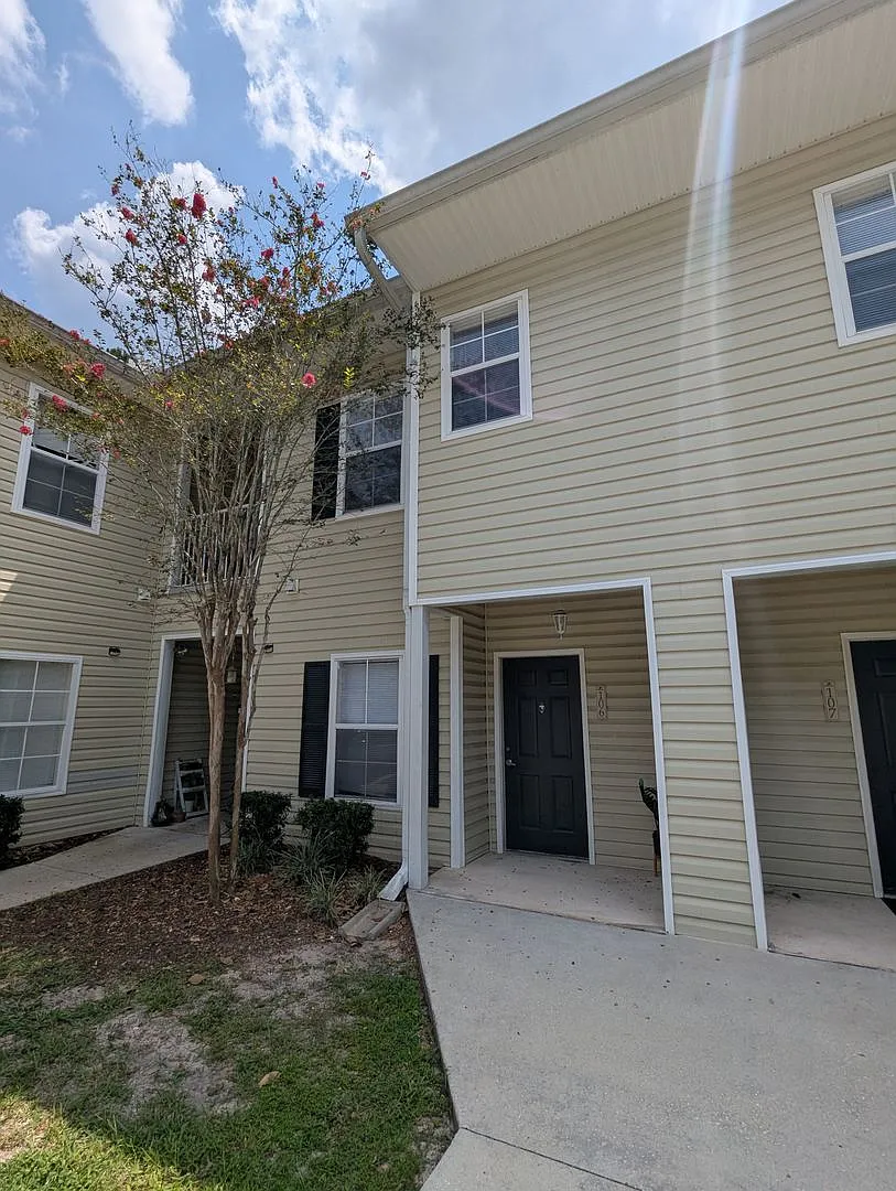 2 Bedroom / 2.5 Bathroom Townhome Magnolia Place — Photo 1