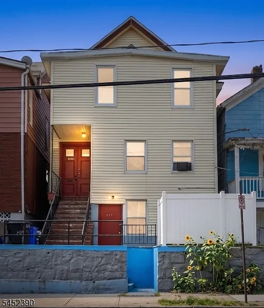 3 bed, 1.0 bath, $2,200 — Photo 1