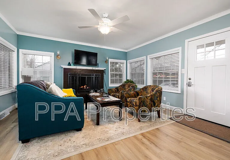 2404 Francis St — Photo 13