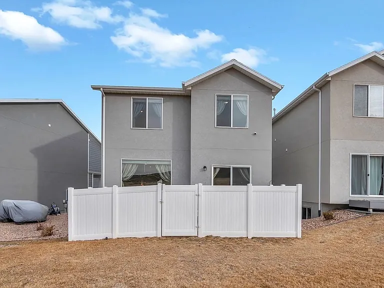 647 W Raintree Ln — Photo 2