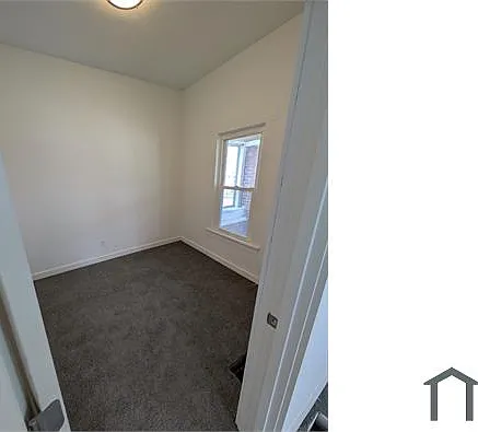 1019 Parry St — Photo 7
